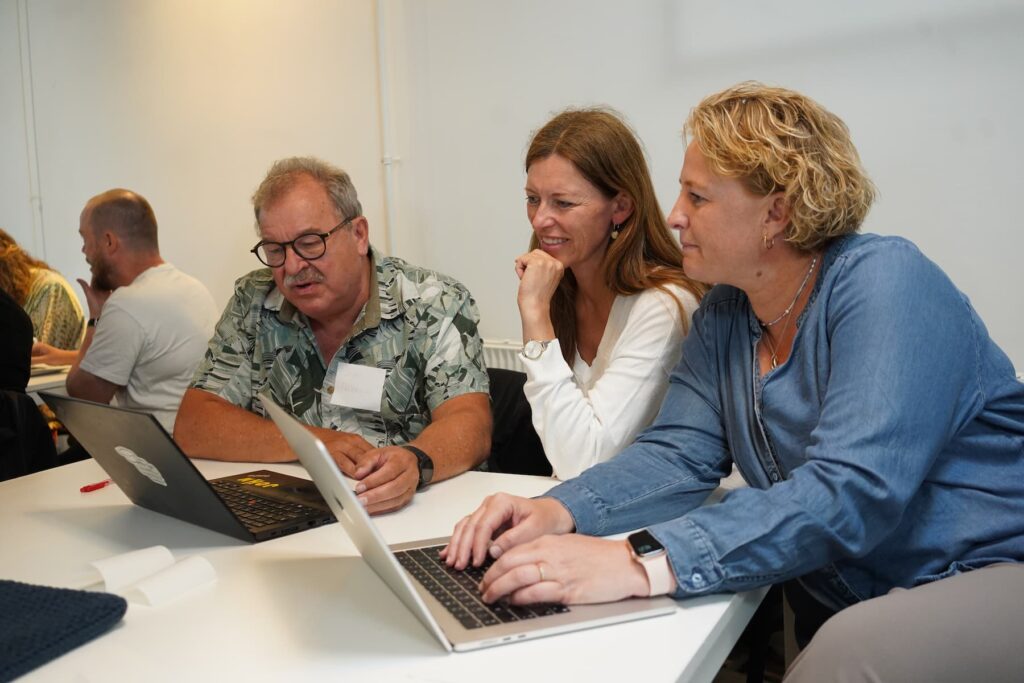 bord, laptops, voksne arbejder ved computer