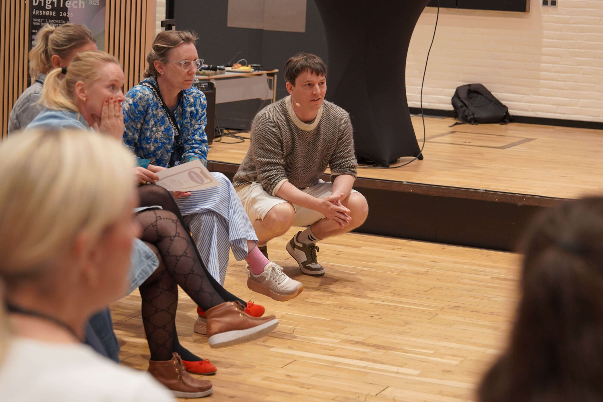 Mennesker i cirkel, lytter, trægulv