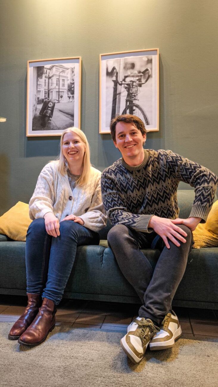 Tankespirene med Pernille (redigeret) Grøn sofa, gule pudder, en kvinde og mand i sofa, smiler til kameraet