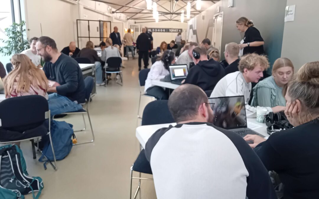 workshop, aktive mennesker ved computer