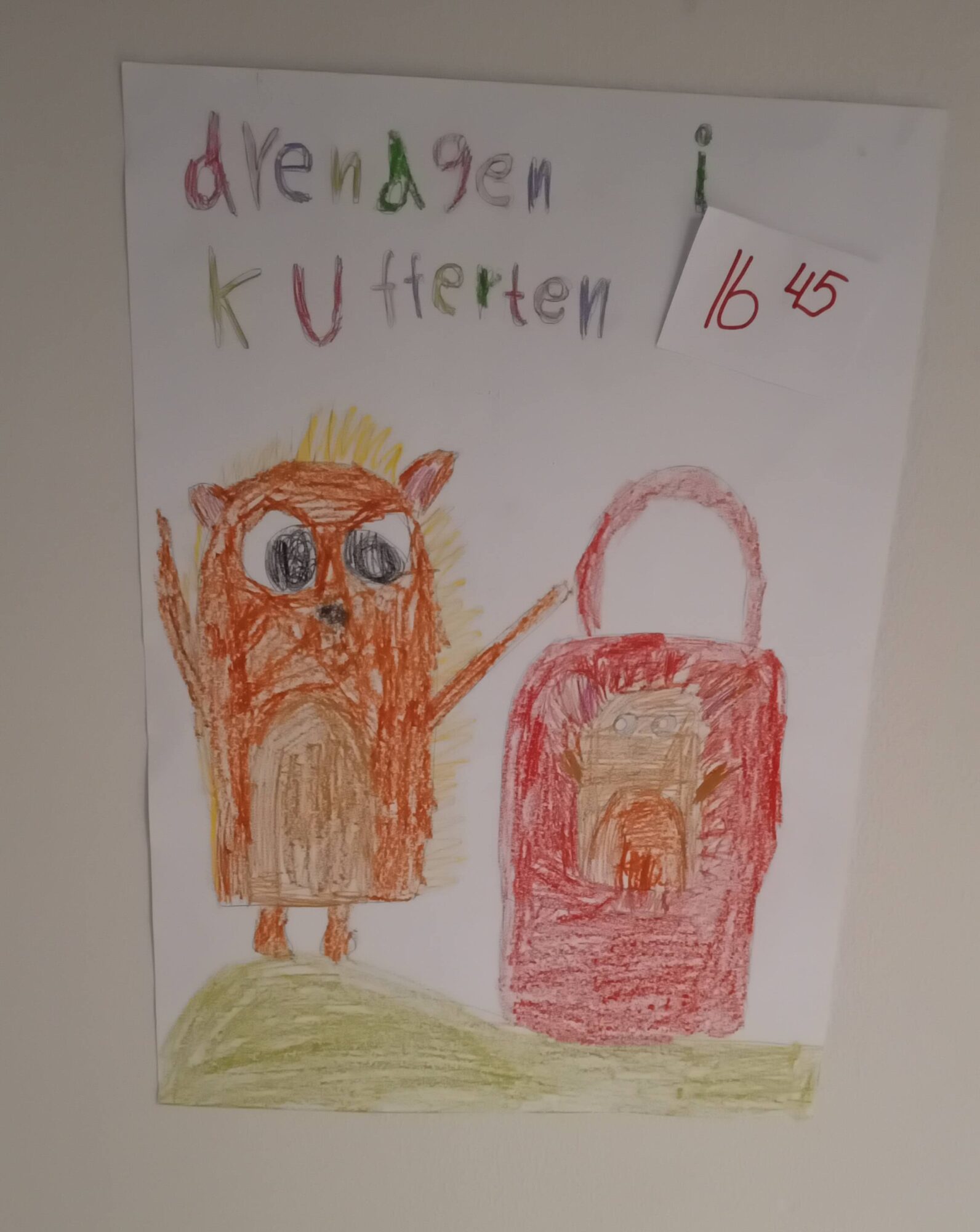 Elevtegnet filmplakat til Drengen i Kufferten med et pindsvin ved siden af en rød kuffert og spilletiden 16.45.